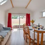 4 Bed In Oc-w466 Holiday home *